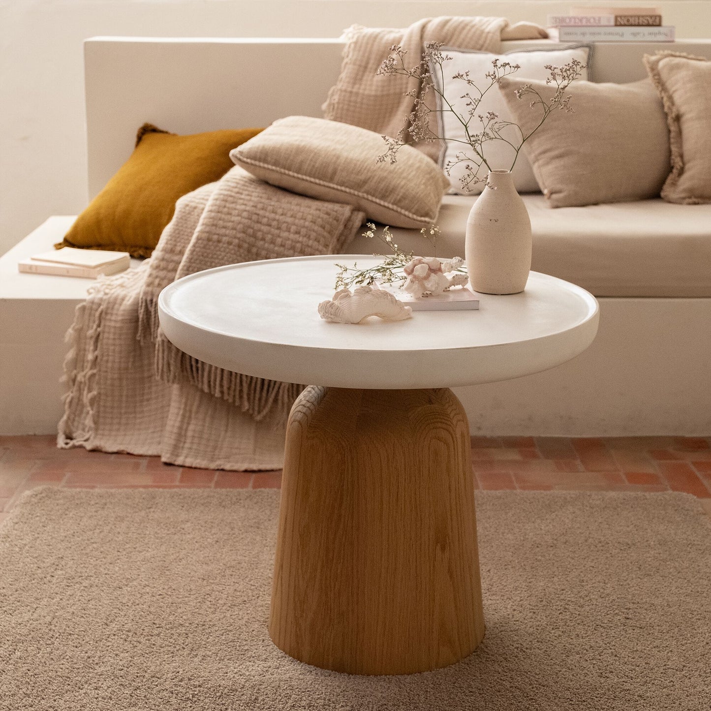 MILO - Table basse ronde en chêne et béton - blanc écru