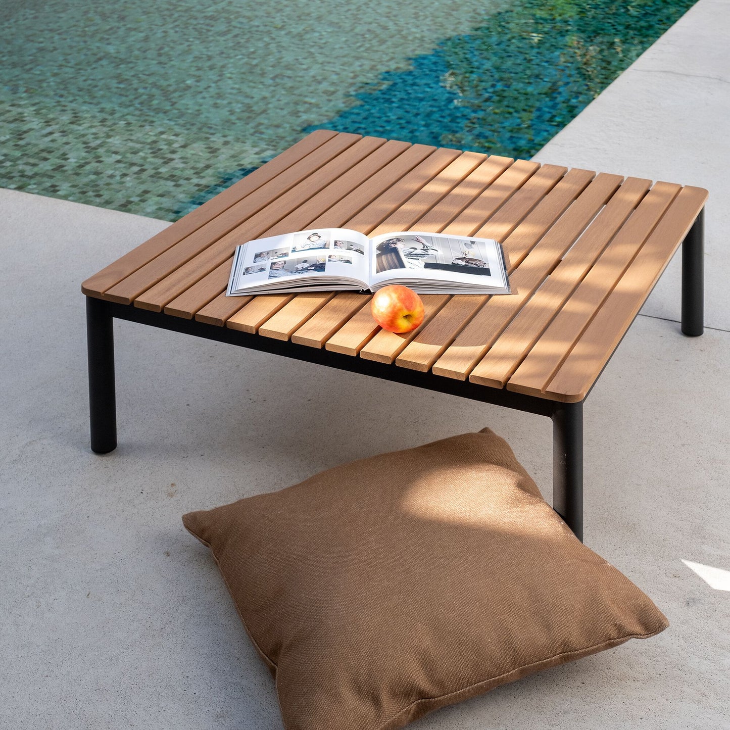 ZEFYR - Table basse de jardin carrée en eucalyptus - bois clair