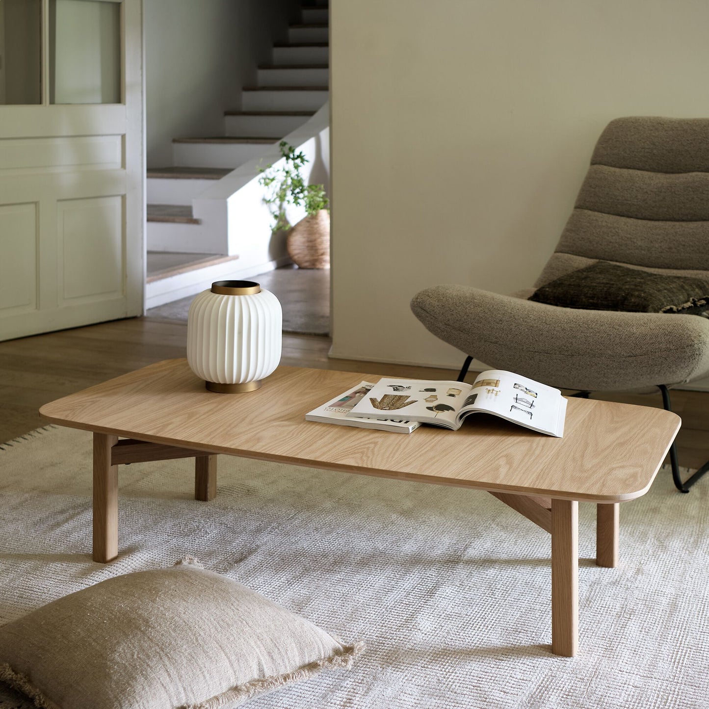 ZIRRA - Table basse rectangle en plaqué chêne et piètement en chêne