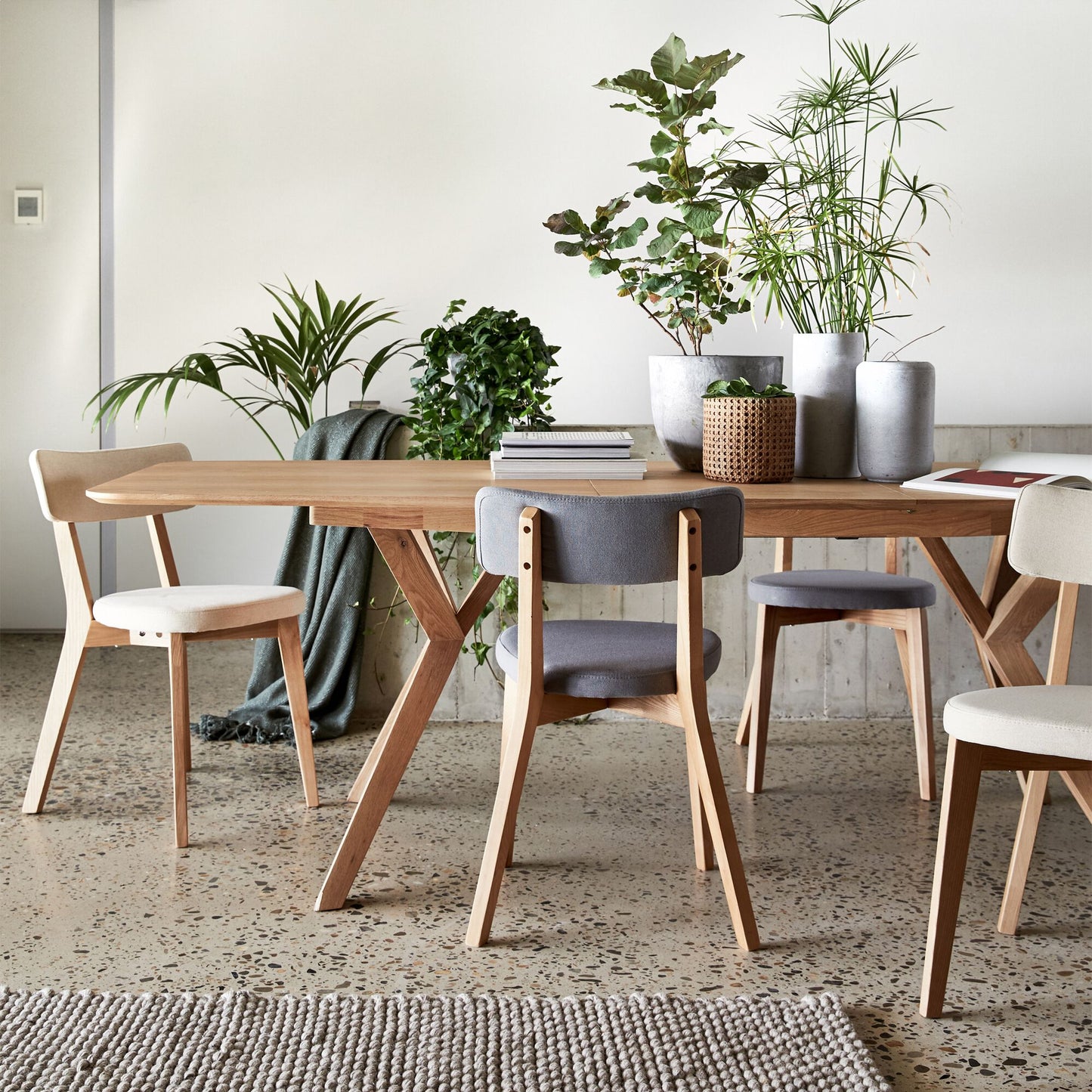 LEONIE - Table de repas extensible plaquée chêne - bois clair (8 à 10 places)