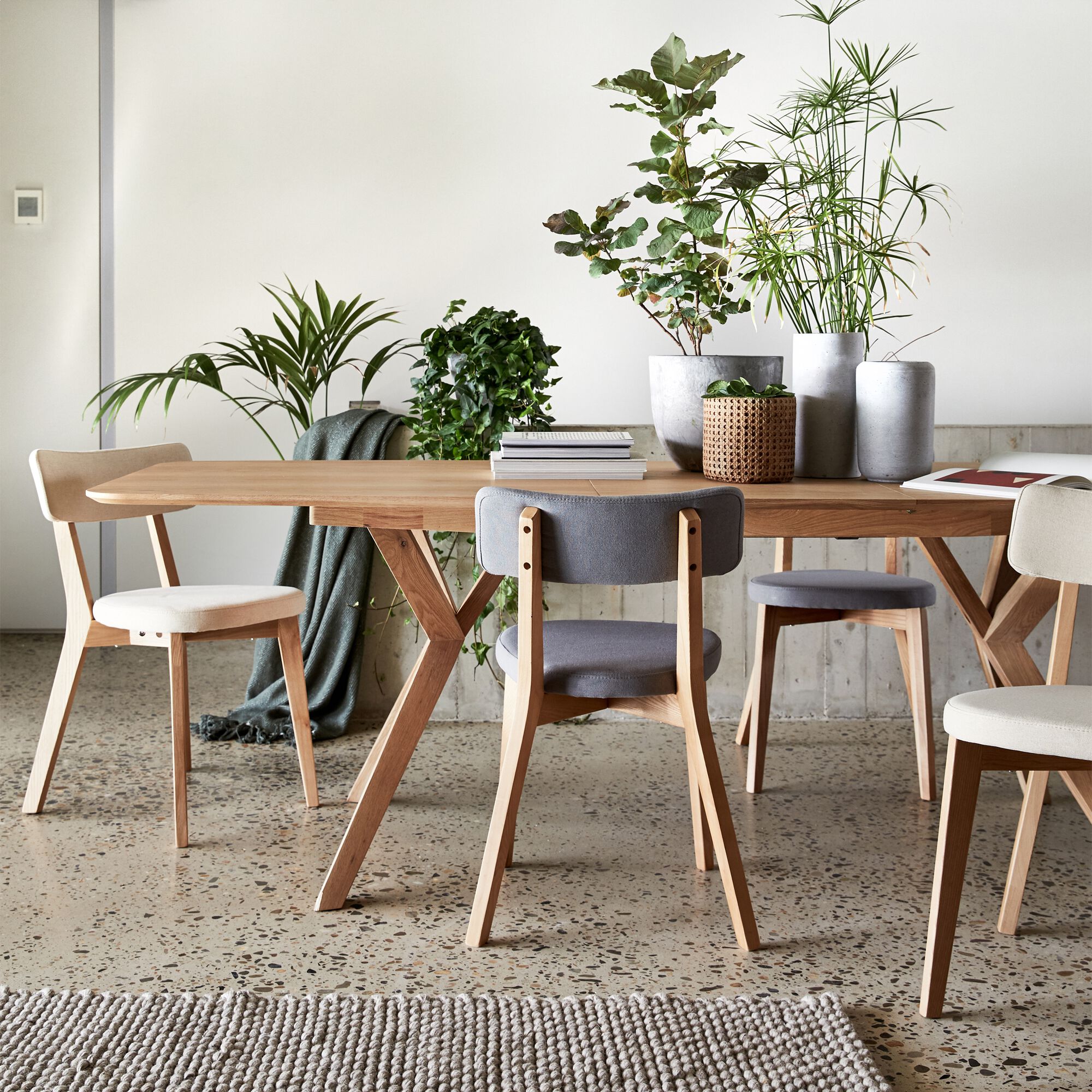 LEONIE - Table de repas extensible plaquée chêne - bois clair (8 à 10 places)