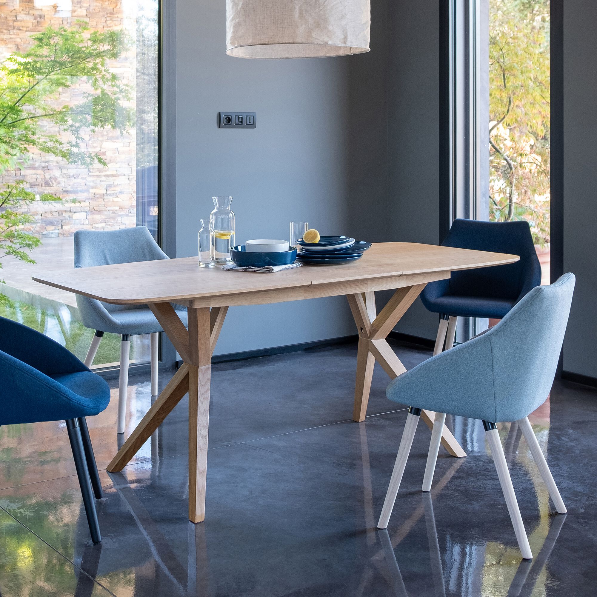 LEONIE - Table de repas extensible plaquée chêne - bois clair (6 à 8 places)