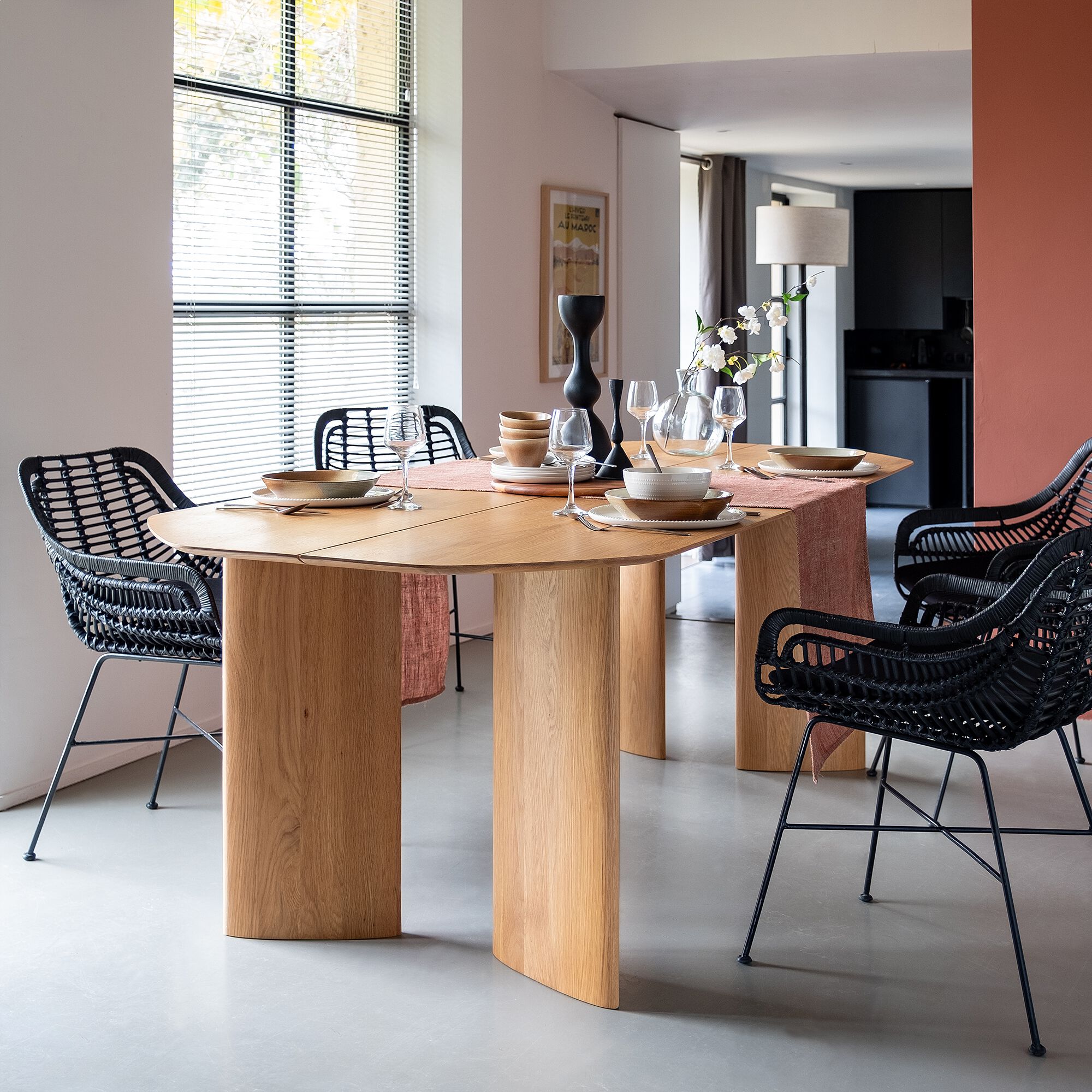 BEAUMES - Table de repas ovale fixe en chêne massif - bois clair (8 places)