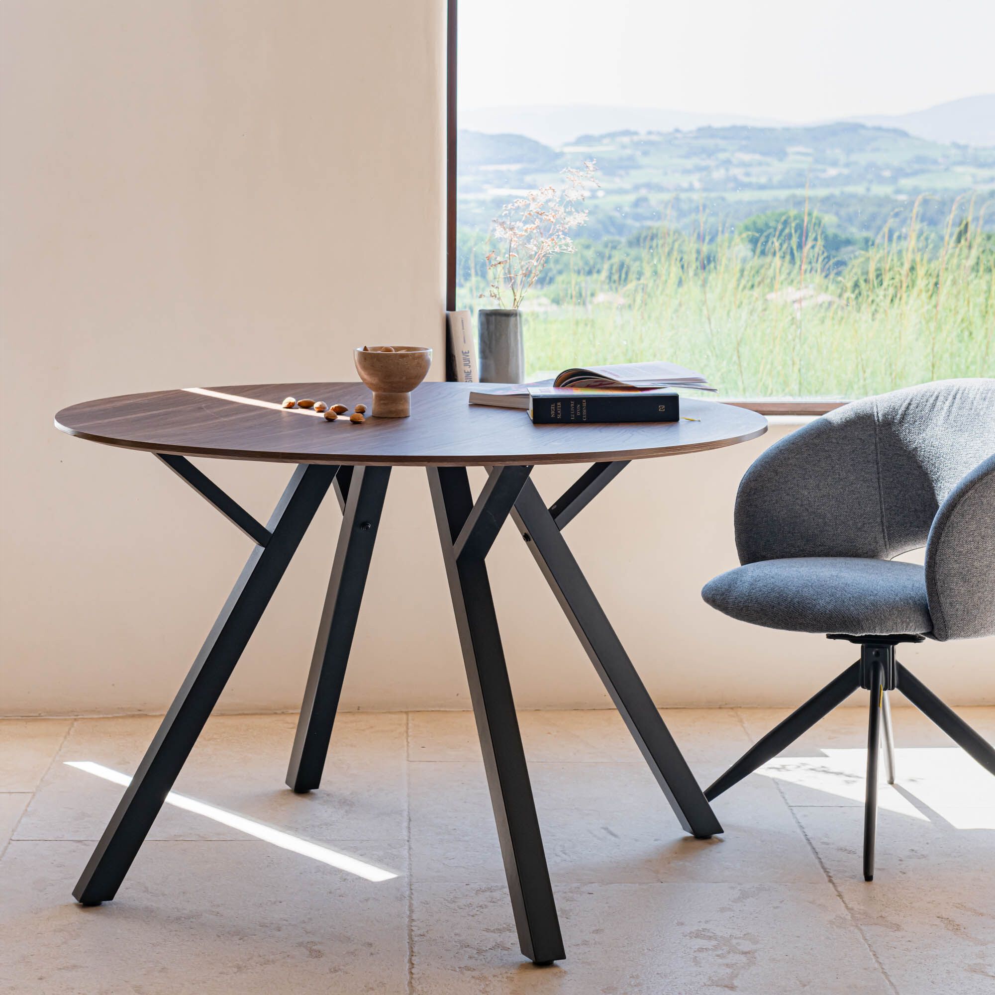ILONSE - Table de repas ronde en bois - bois foncé (6 places)