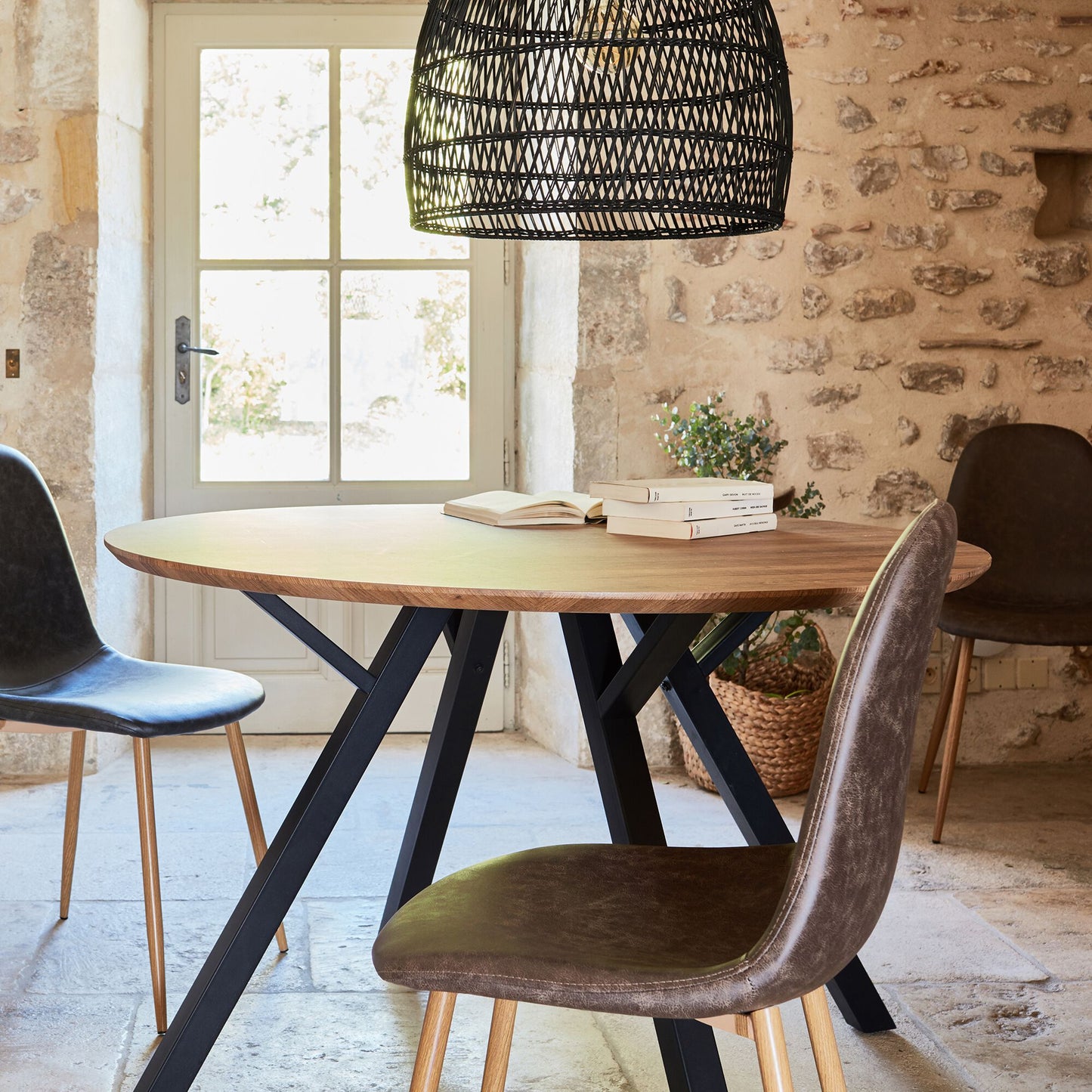 OCTAVIE - Table de repas ronde effet chêne - bois foncé (4 places)