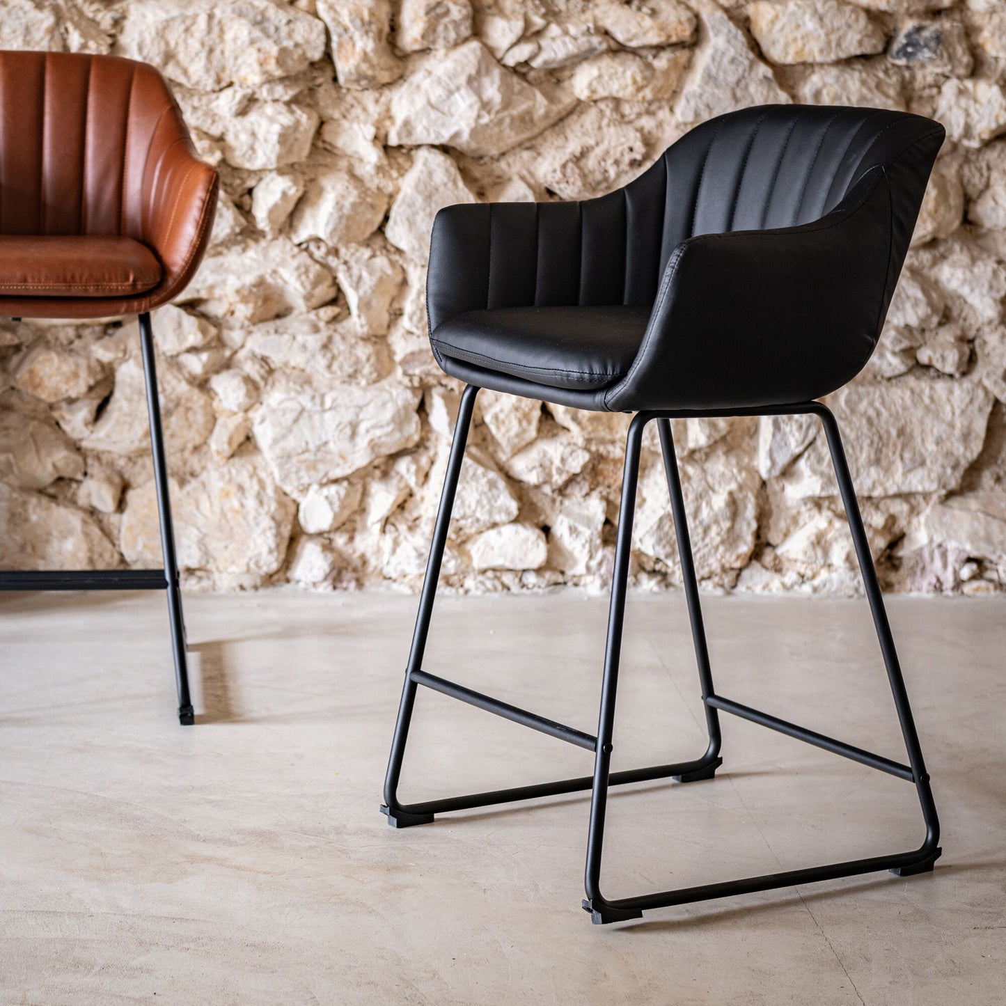 OLBIA - Chaise de bar avec accoudoirs en polyuréthane - noir