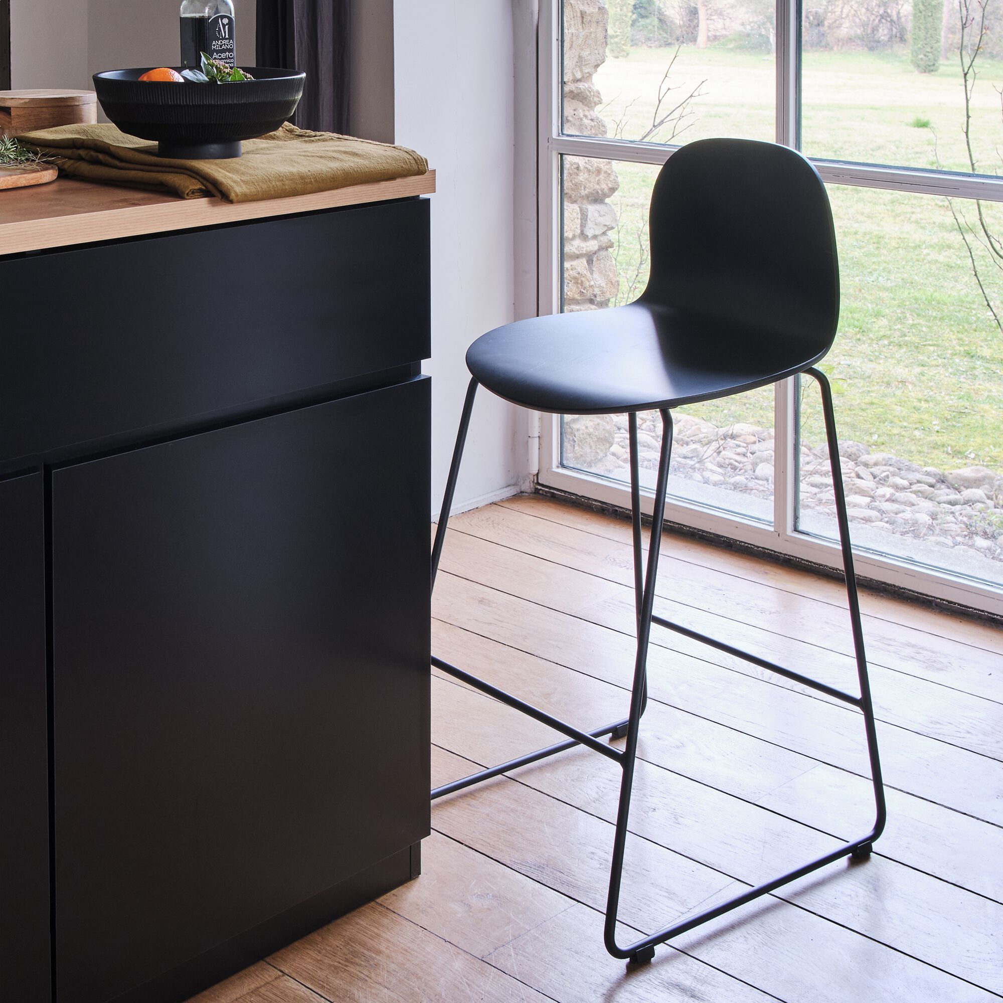 IZA - Chaise de bar avec coque en contreplaqué moulé de hêtre - noir H66cm