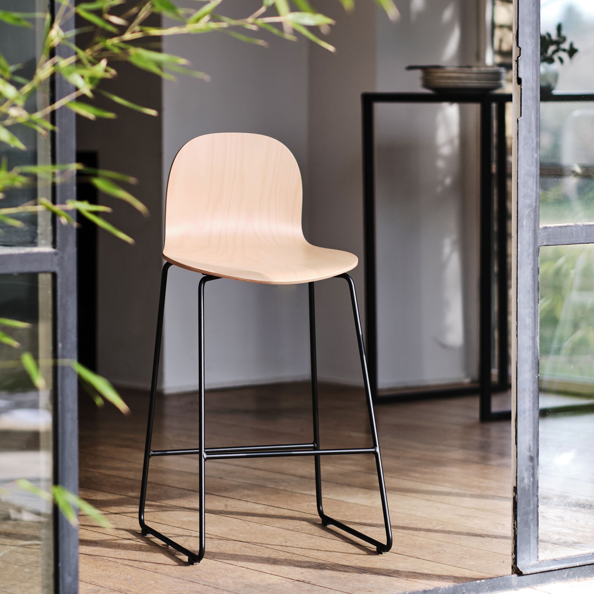 IZA - Chaise de bar avec coque en contreplaqué moulé de hêtre - bois clair H66cm