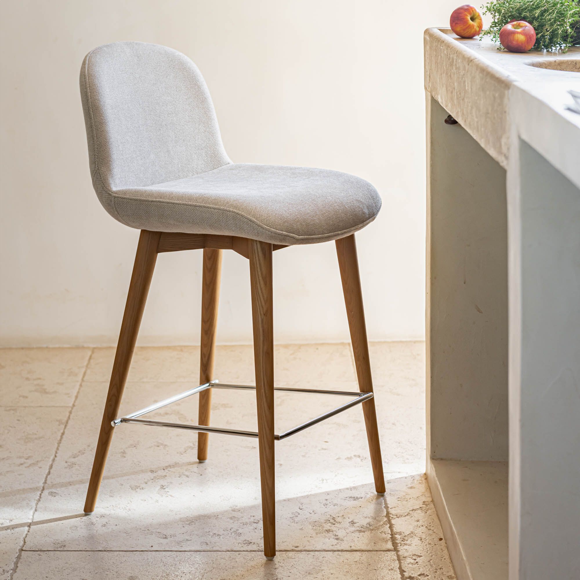 CORI - Chaise de bar en tissu et frêne H66cm - beige