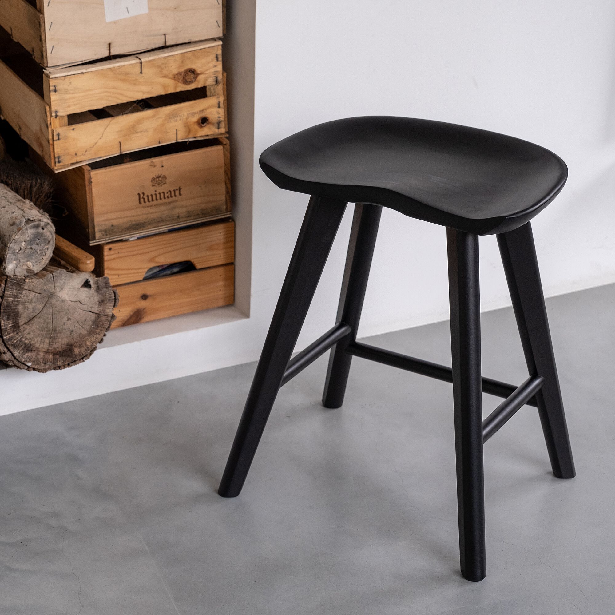 KOA - Tabouret bas en chêne massif H49cm - noir
