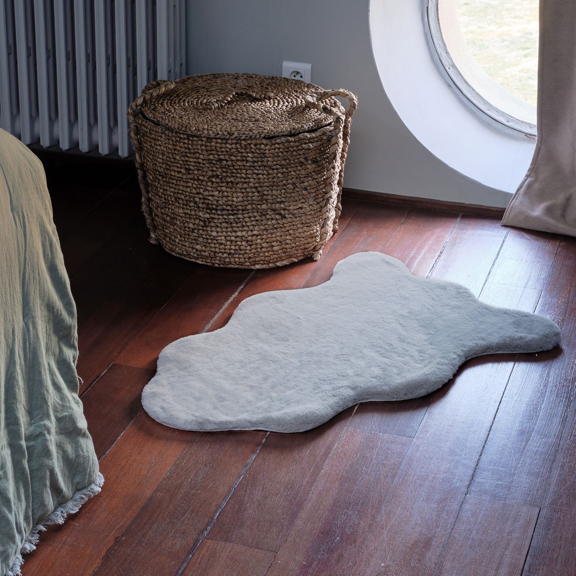 JOUVE - Tapis imitation fourrure - gris 60x90cm