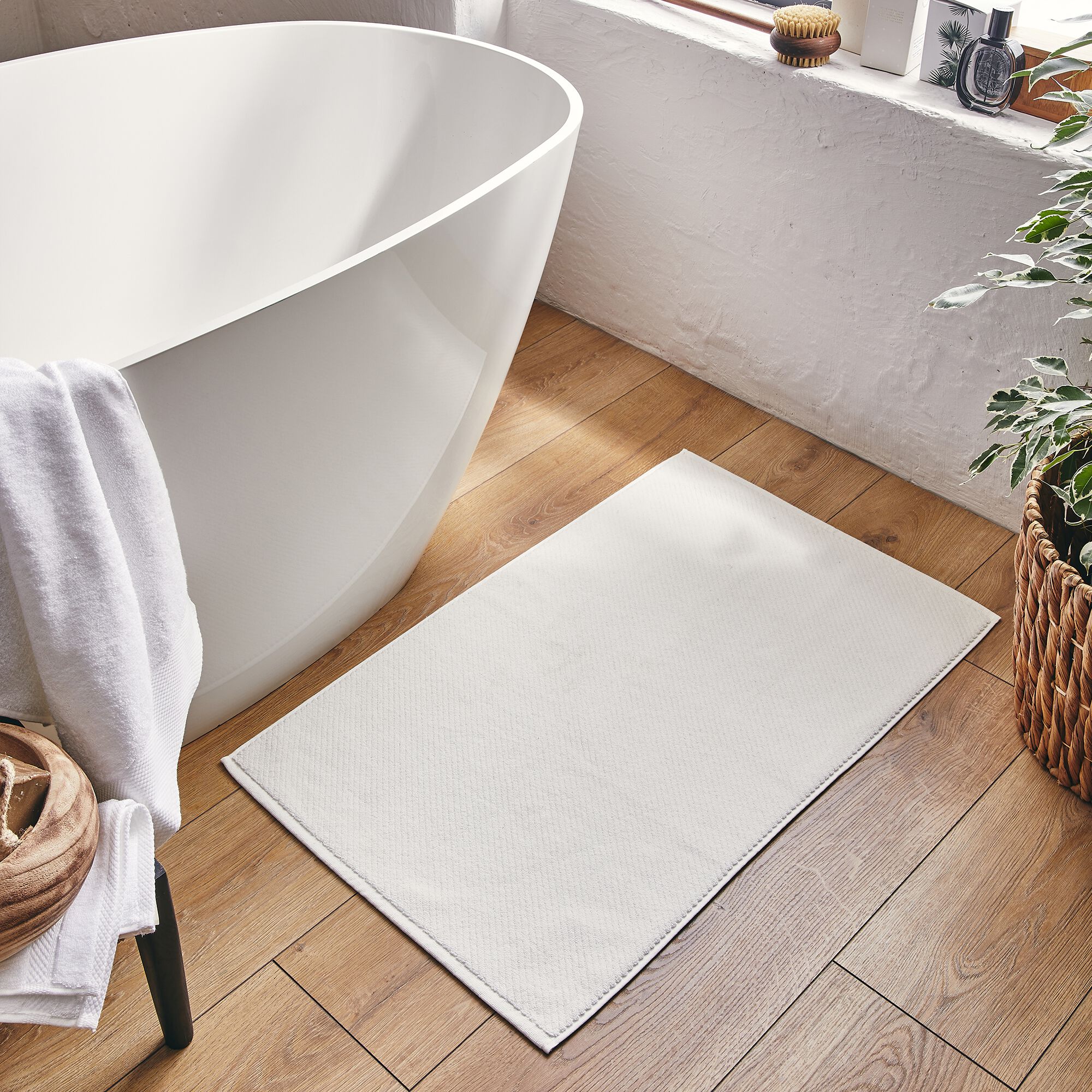 COLINE - Tapis de bain en coton bio - blanc ventoux 50x80cm
