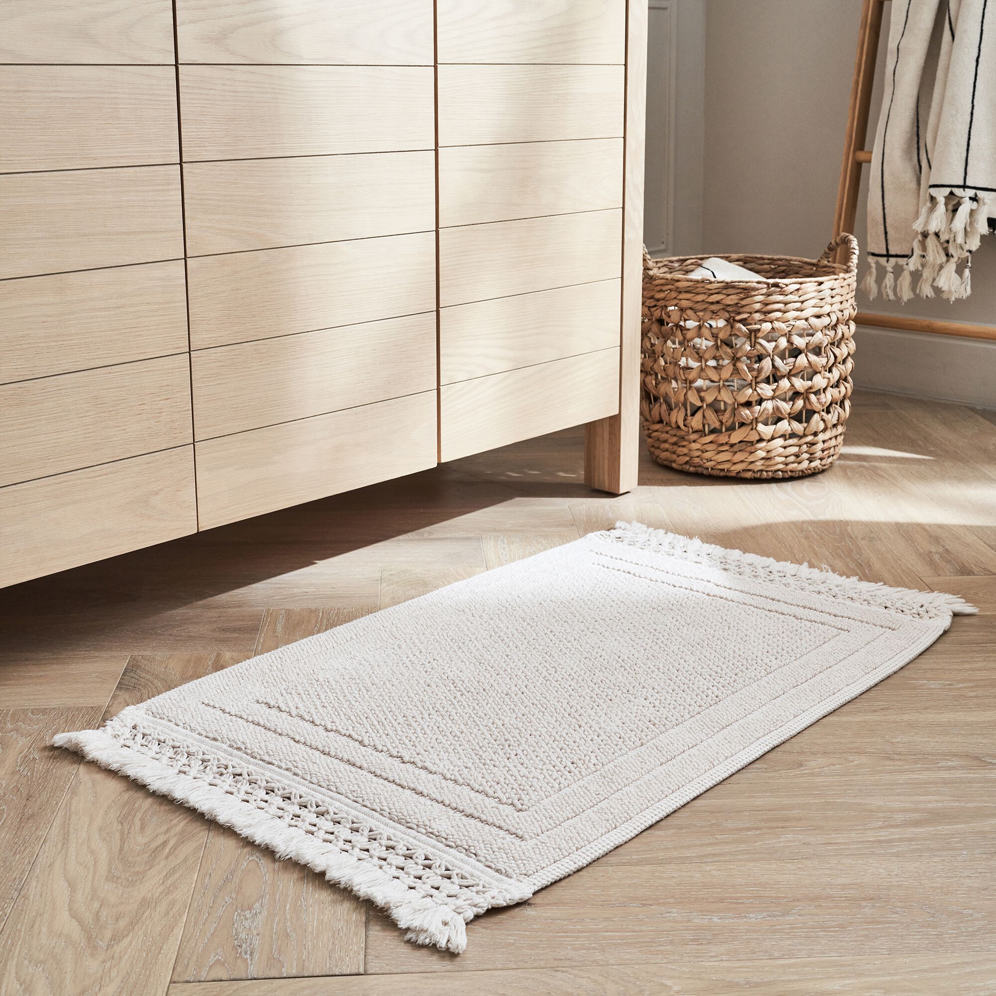 EVORA - Tapis de bain en coton finition crochet et frangées 50x80cm - blanc écru