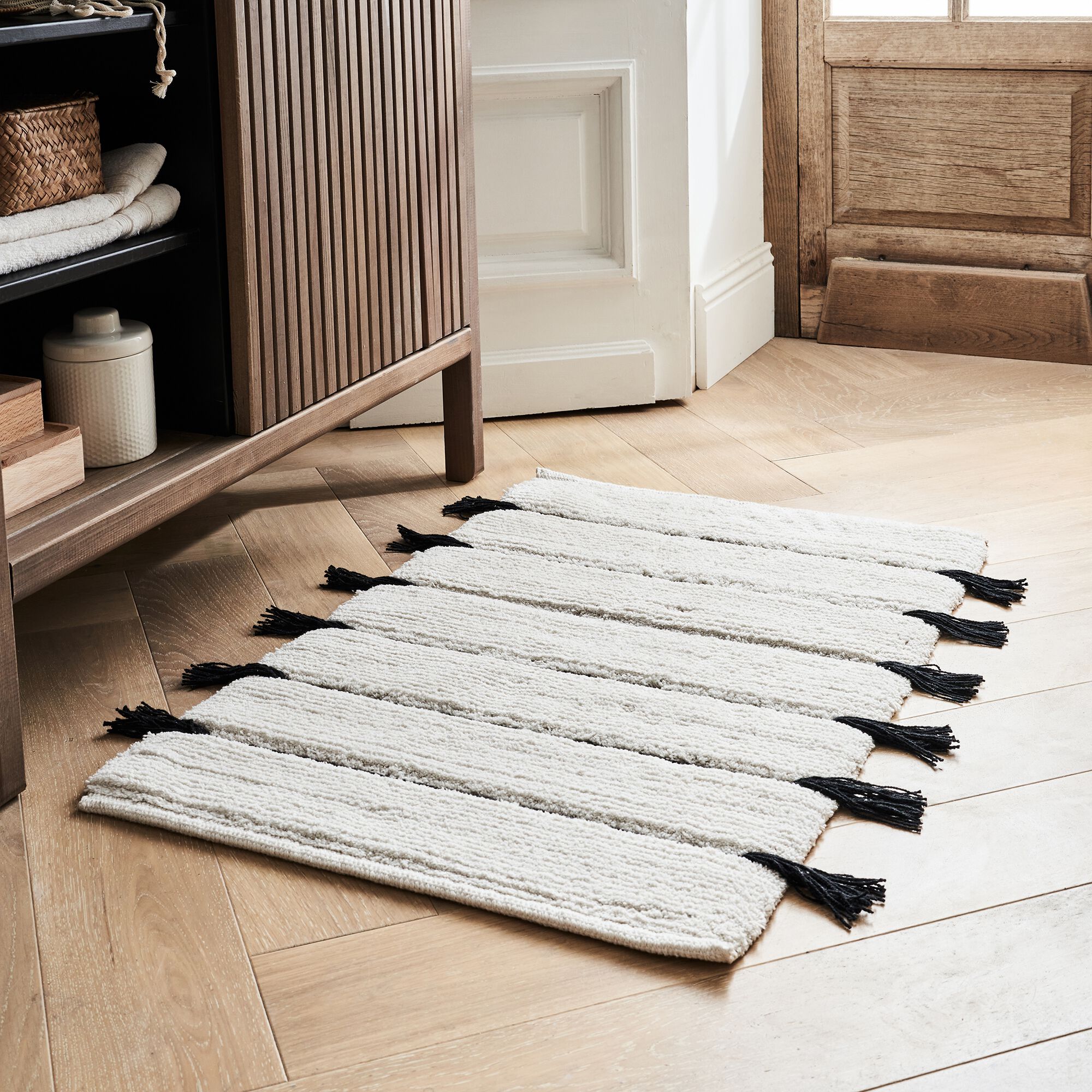 GOURDON - Tapis de bain à pompons en coton 50x80cm - blanc ventoux