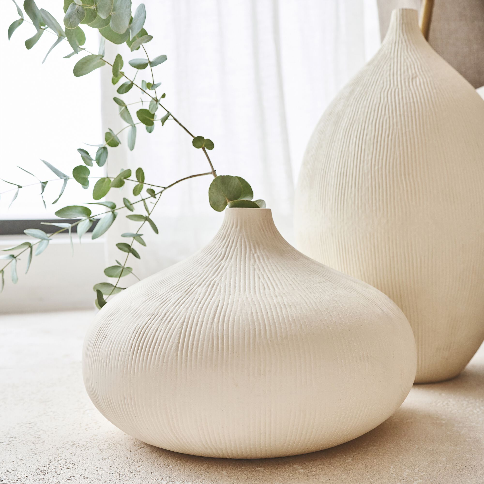 ANAS - Vase boule en faïence strié H20cm - blanc