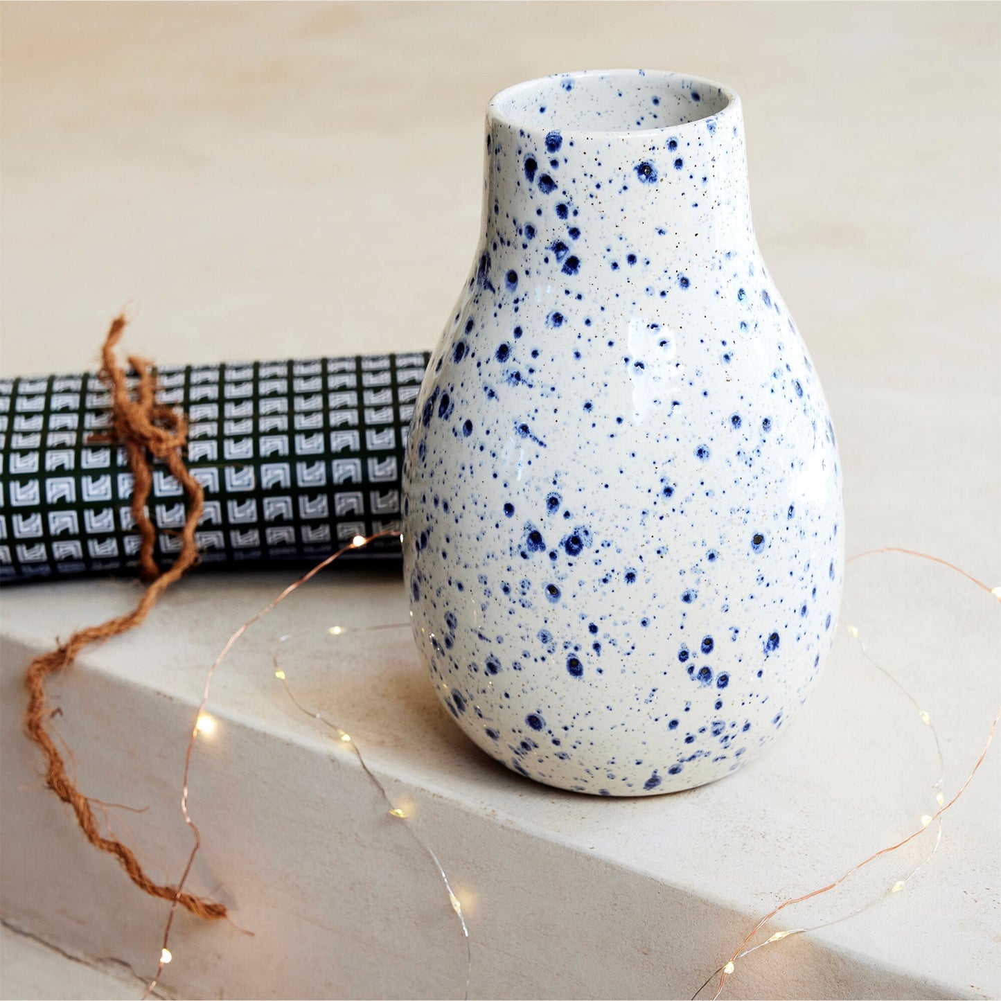 TRISKIE - Vase classique en faiënce tachée H24cm - blanc